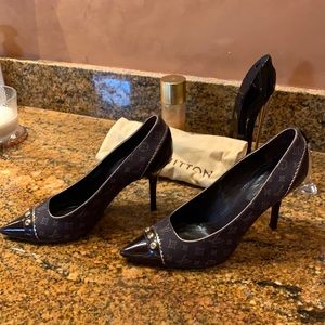 Louis Vuitton shoes brown/gold Size 371/2  (71/2)